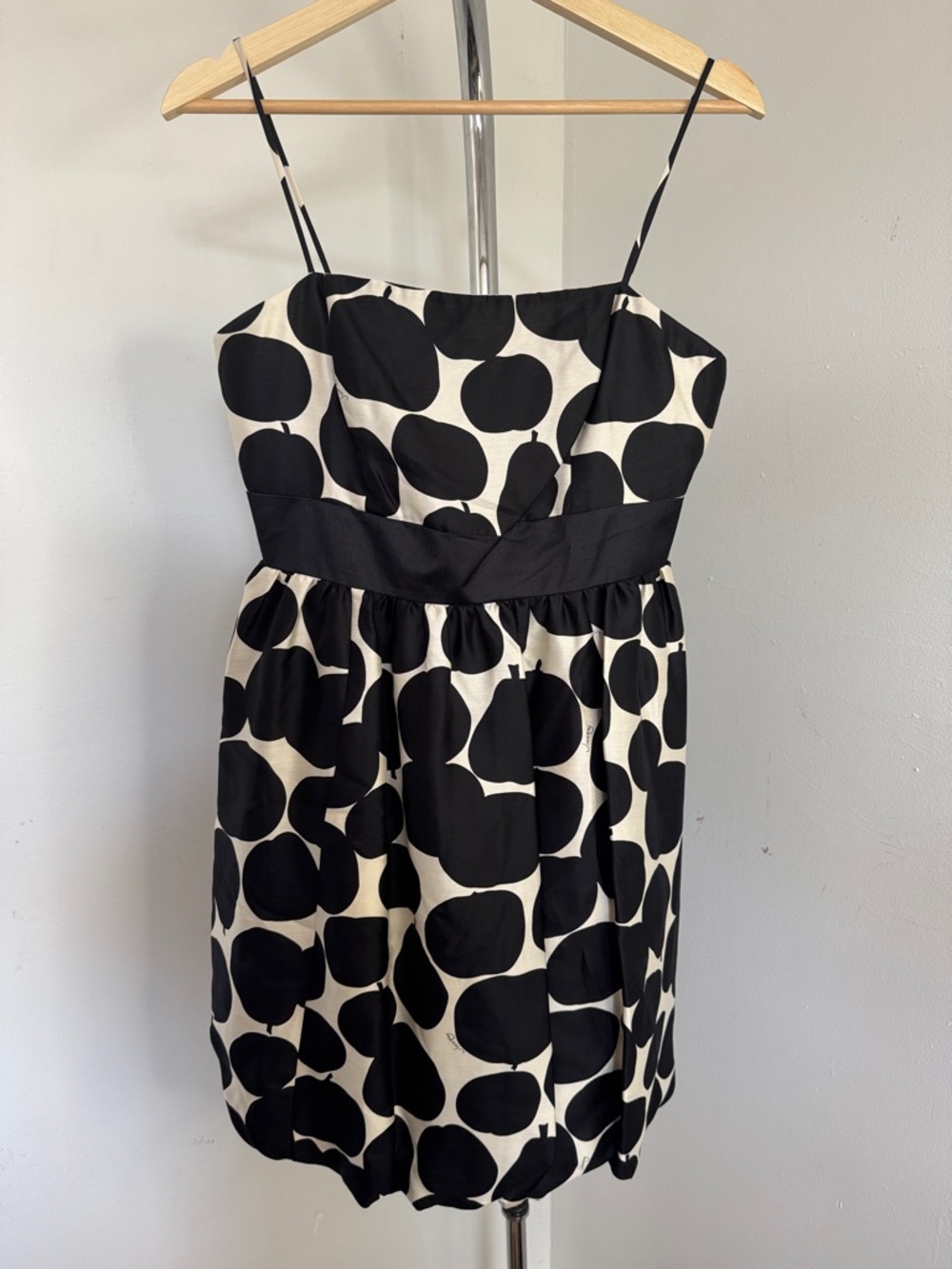 Vintage 90”s Y2K Juice couture dress
Pears and apple print silk satin size 4
NWT